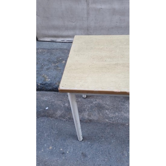 Τραπέζι με μεταλλικά πόδια Granny's 110065